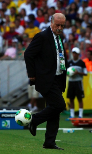 27.jun.2013 - Técnico espanhol Vicente Del Bosque mostra habilidade ao dominar a bola durante a semifinal da Copa das Confederações no Castelão