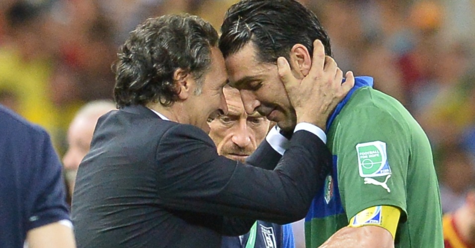 27.jun.2013 - Técnico italiano Cesare Prandelli conversa com o goleiro Buffon antes da prorrogação contra a Espanha na semifinal da Copa das Confederações