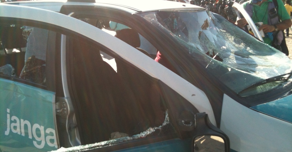 27.jun.2013 - Vidros do carro de reportagem da TV Jangadeiro ficam destruídos após serem atingidos por pedras durante confronto entre policiais e manifestantes no Castelão