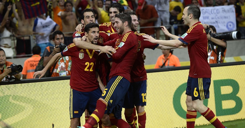 27.jun.2013-Espanhóis comemoram o gol de pênalti de Jesus Navas (22) contra a Itália e a classificação para a final da Copa das Confederações