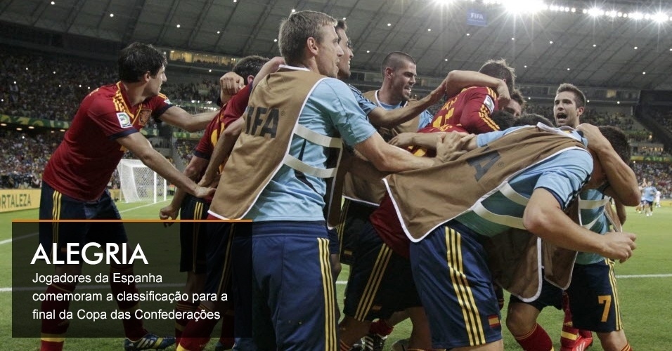 ALEGRIA - Jogadores da Espanha comemoram a classificação para a final da Copa das Confederações 