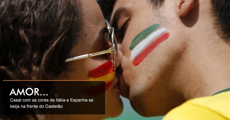 AMOR... Casal com as cores de Itália e Espanha se beija na frente do Castelão