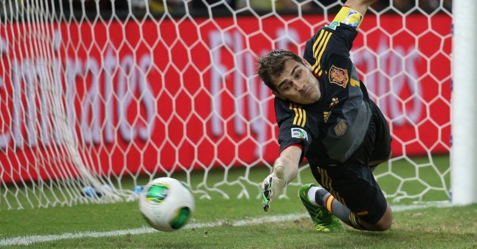 Casillas tenta defender cobrança de pênalti da Itália durante a semifinal da Copa das Confederações