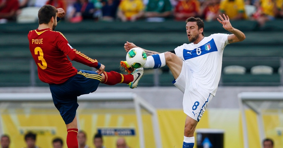 27.jun.2013 - Espanhol Piqué (e) e italiano Marchisio disputam bola com pé alto durante a semifinal da Copa das Confederações no Castelão
