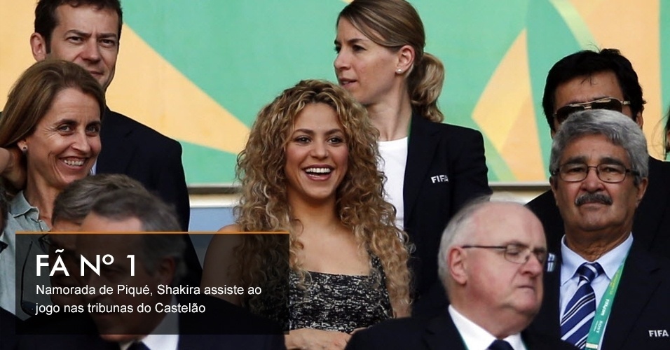 FÃ Nº 1 - Namorada de Piqué, Shakira assiste ao jogo nas tribunas do Castelão