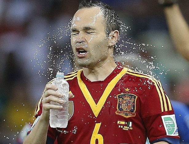 Iniesta se refresca com água durante a semifinal contra a Itália