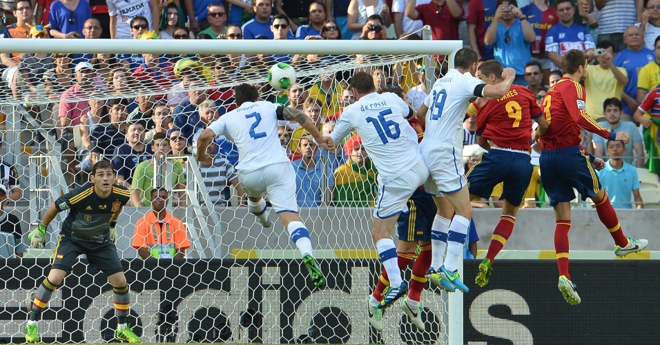 27.jun.2013 - Jogadores italianos tentam o cabeceio e preocupam o goleiro espanhol Casillas em lance da semifinal da Copa das Confederações no Castelão