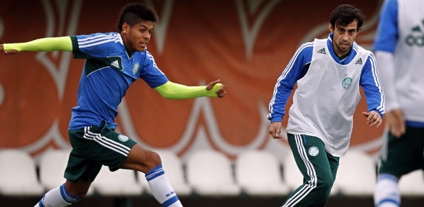 Valdivia quer mostrar que tem condições de jogar com a seleção chilena - Almeida Rocha/Folhapress