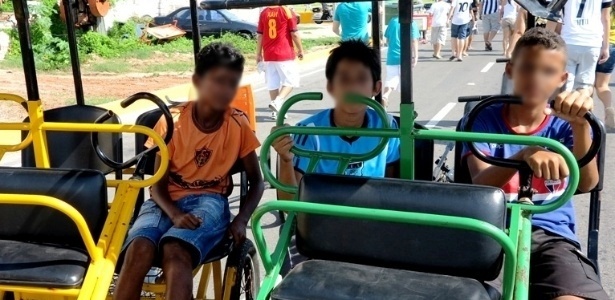 Menores eram utilizados para transportar torcedores até a porta da Arena Castelão nesta quinta-feira