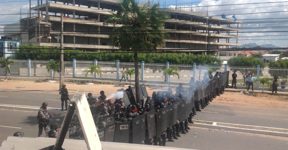 27.jun.2013 - Policiais reagem aos ataques dos manifestantes com bombas em Fortaleza