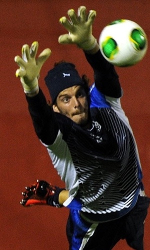28.06.13 - Federico Marchetti, goleiro da seleção italiana, se estica para fazer defesa durante treino em Salvador