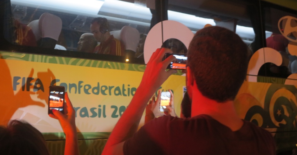 28.06.13 - Jogadores da Espanha deixam hotel na Barra da Tijuca, no Rio de Janeiro, para treinar de olho na final da Copa das Confederações contra o Brasil