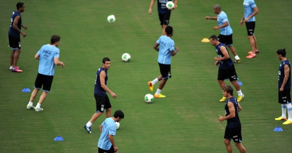 28.06.13 - Jogadores do Uruguai treinam em Salvador para a a disputa de terceiro e quarto contra a Itália