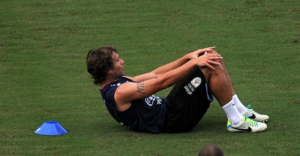 28.06.13 - Lugano, zagueiro, faz exercício durante treino do Uruguai em Salvador
