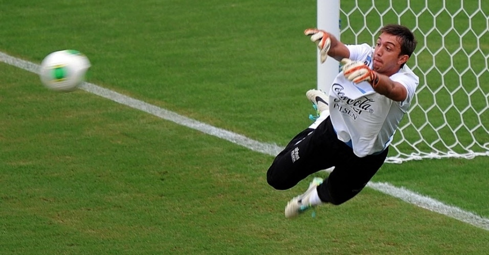 28.06.13 - Muslera, goleiro do Uruguai, faz defesa durante treino da seleção uruguaia em Salvador