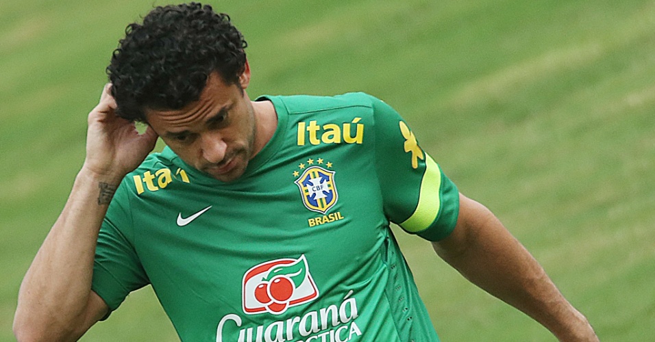 28.jun.2013 - Atacante Fred coça a cabeça no treino da seleção brasileira