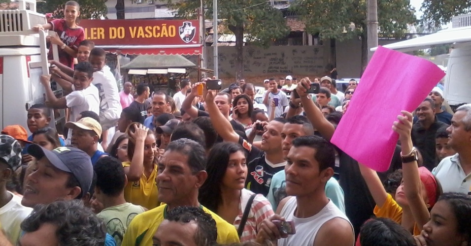 28.jun.2013 - Cerca de 500 pessoas foram à porta de São Januário tentar ver o treino da seleção brasileira, novamente de portões fechados