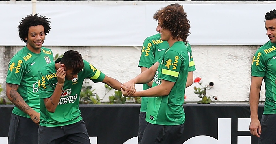 28.jun.2013 - David Luiz brinca com Neymar durante o treino da seleção brasileira em São Januário