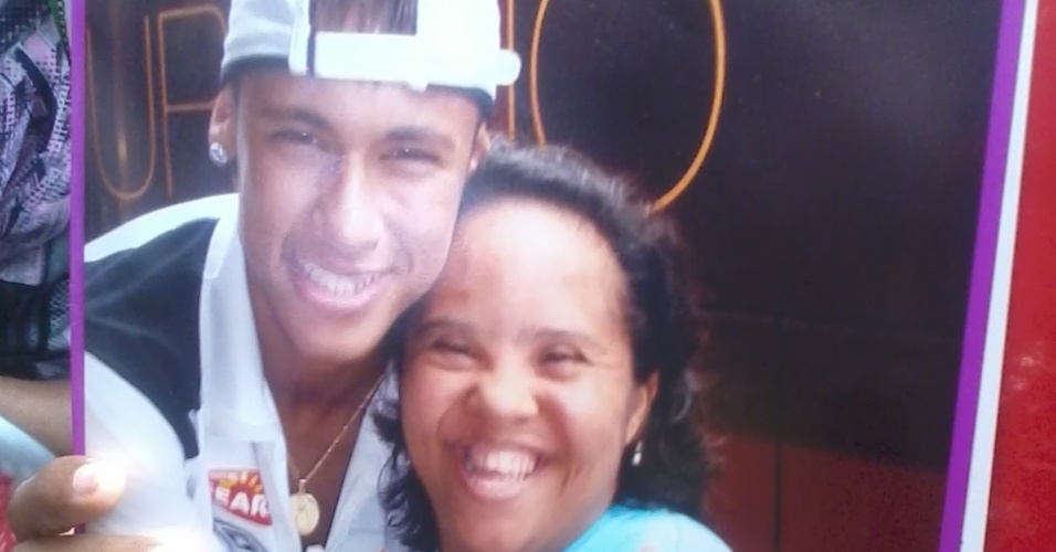 28.jun.2013 - Detalhe da foto de Mayara com Neymar, tirada em uma passagem anterior do atacante por São Januário