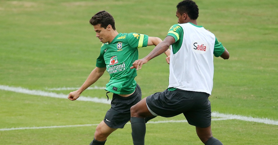 28.jun.2013 - Hernanes tenta passar por Jô em trabalho técnico no treino da seleção brasileira em São Januário
