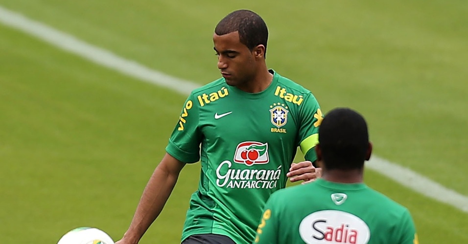 28.jun.2013 - Lucas bate bola durante treinamento da seleção no estádio de São Januário