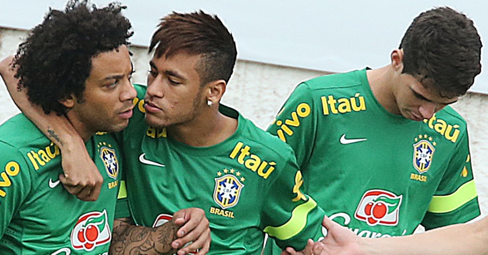 28.jun.2013 - Marcelo e Neymar brincam durante o treino da seleção brasileira em São Januário