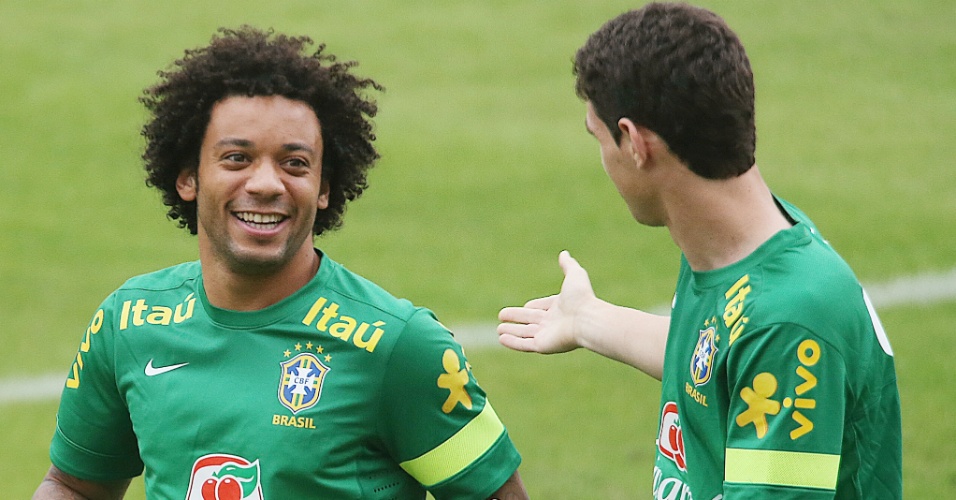 28.jun.2013 - Marcelo e Oscar brincam durante o treino da seleção brasileira em São Januário