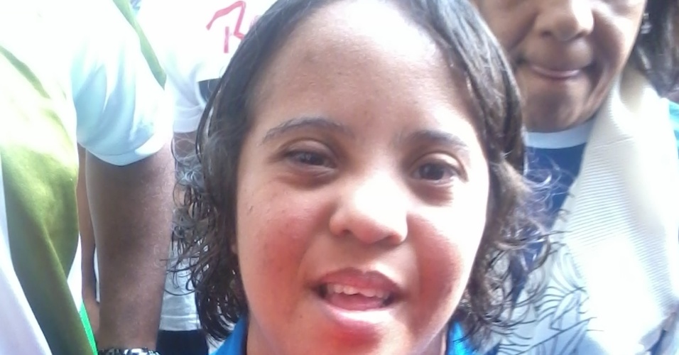 28.jun.2013 - Mayara, portadora de síndrome de Down, exibe a foto em que aparece com o ídolo Neymar
