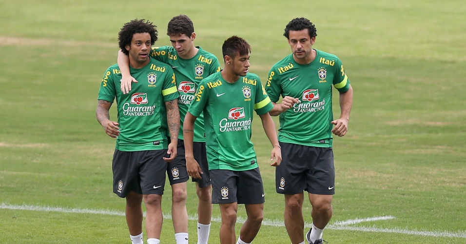 28.jun.2013 - Neymar puxa a fila durante o treino da seleção brasileira