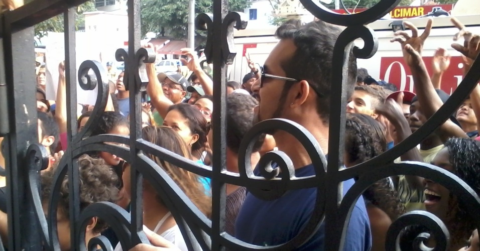28.jun.2013 - Pequena multidão se acotovela na entrada principal de São Januário tentando assistir ao primeiro treino da seleção no Rio de Janeiro
