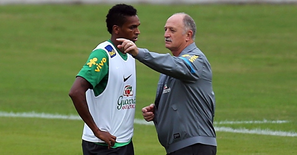 28.jun.2013 - Técnico Luiz Felipe Scolari conversa com o atacante Jô