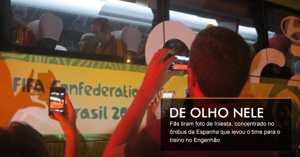 De olho nele - Fãs tiram foto de Iniesta, concentrado no ônibus da Espanha que levou o time para o treino no Engenhão