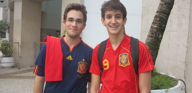 Ivan Carrero (esquerda) espera por um contato com os craques da Espanha em hotel do Rio de Janeiro