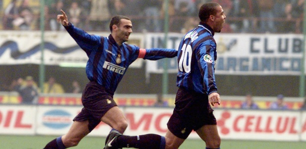 Bergomi (esq.) e Ronaldo atuaram juntos pela Inter de Milão no final dos anos 90