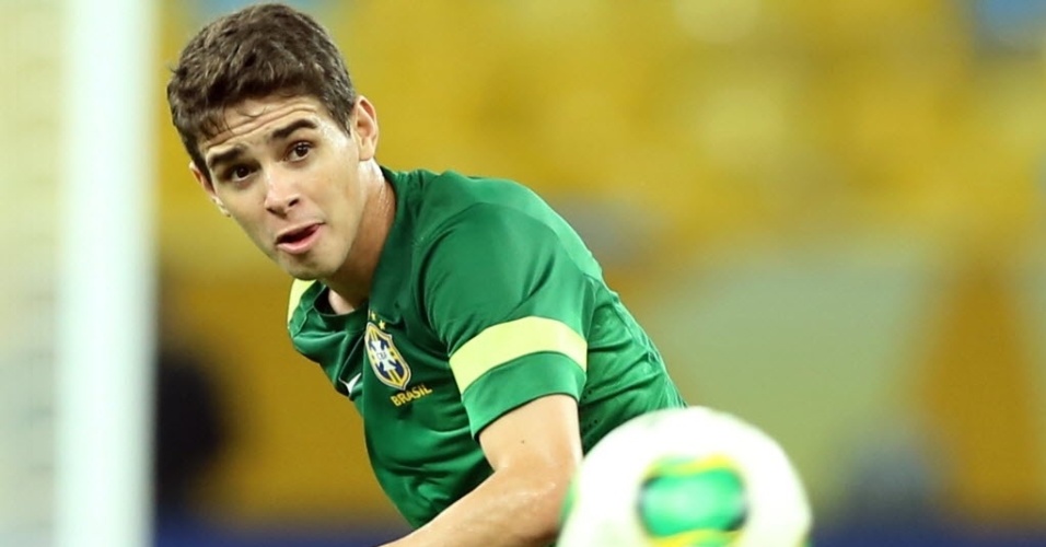 26.jun.2013 - Oscar faz exercício de finalização durante treinamento da seleção brasileira neste sábado