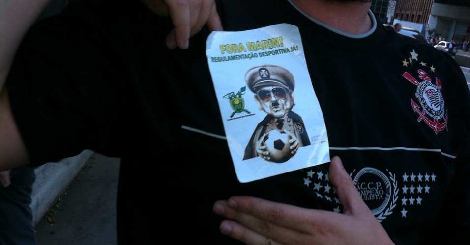 29-06-2013 - Com adesivo no peito, manifestante pede regulamentação esportiva