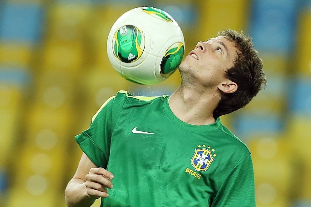 29.jun.2013 - Bernard faz embaixadinhas durante o último treino da seleção brasileira antes da final contra a Espanha