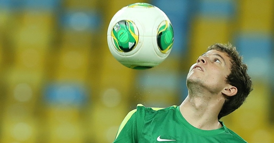 29.jun.2013 - Bernard faz embaixadinhas durante o último treino da seleção brasileira antes da final contra a Espanha