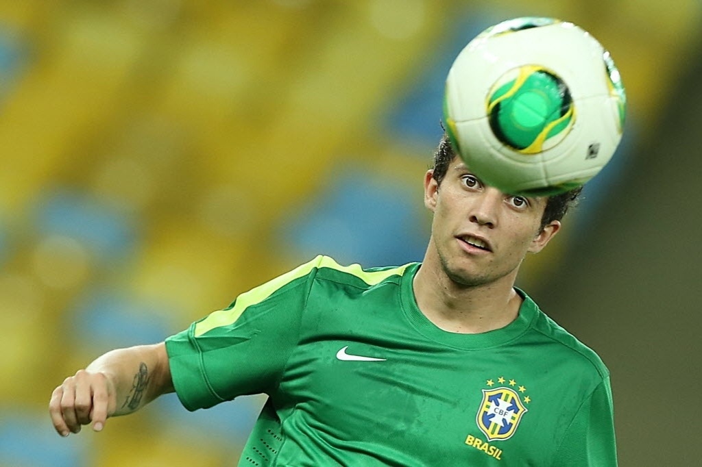 29.jun.2013 - Bernard observa a bola para tentar dominá-la durante o último treino da seleção brasileira antes da final com a Espanha