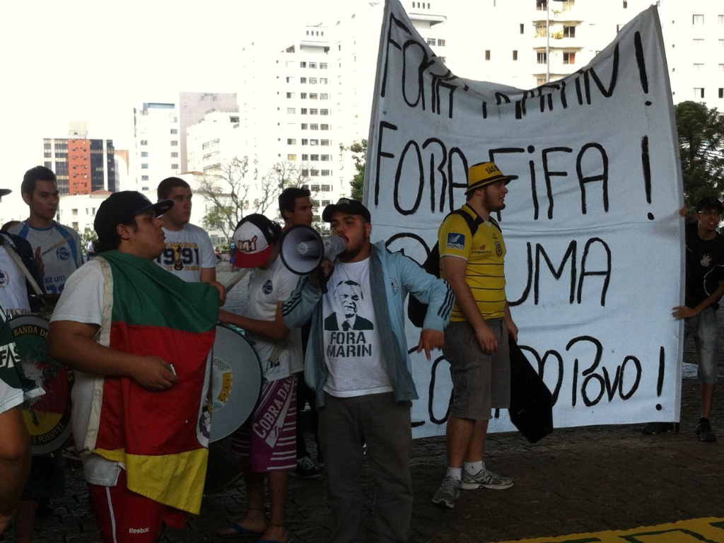 29.jun.2013 - Com camisa "Fora Marin", líder da Frente Nacional dos Torcedores fala aos manifestantes durante protesto 
