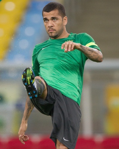 29.jun.2013 - Daniel Alves chuta bola durante treino da seleção brasileira no Maracanã