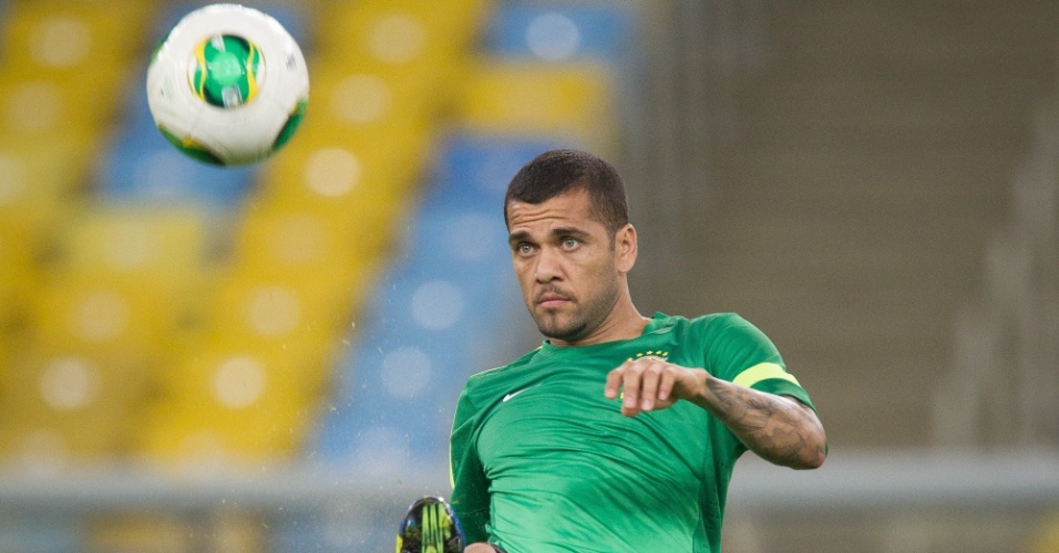 29.jun.2013 - Daniel Alves chuta bola durante treino da seleção brasileira no Maracanã