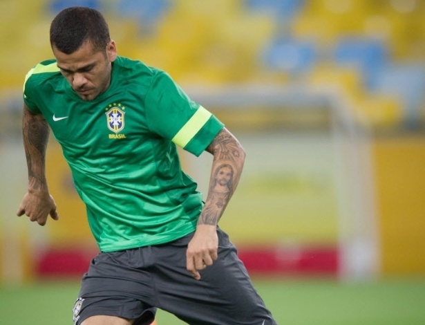 29.jun.2013 - Daniel Alves faz trabalho com bola durante treino da seleção brasileira no Maracanã