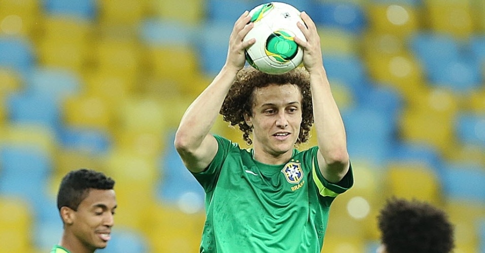 29.jun.2013 - David Luiz segura a bola com as mãos durante treino da seleção brasileira no Maracanã