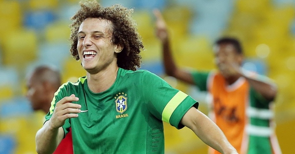 29.jun.2013 - David Luiz sorri durante o último treino da seleção brasileira antes da final contra a Espanha