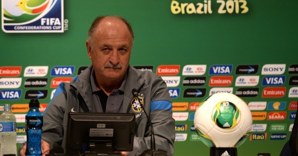 29.jun.2013 - Felipão, treinador da seleção brasileira, participa de entrevista coletiva no Rio de Janeiro