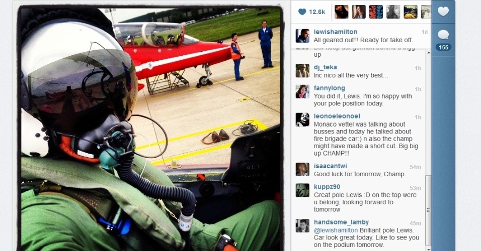 29.jun.2013 - Lewis Hamilton faz pose dentro de caça da RAF, a Força Aérea britânica - Reprodução/Instagram