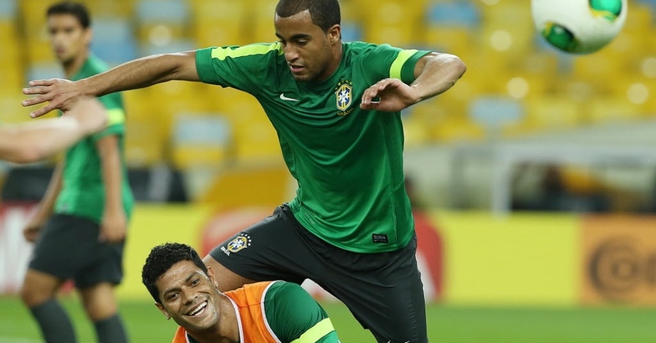 29.jun.2013 - Lucas e Hulkk disputam pela bola em jogo coletivo da seleção brasileira no Maracanã