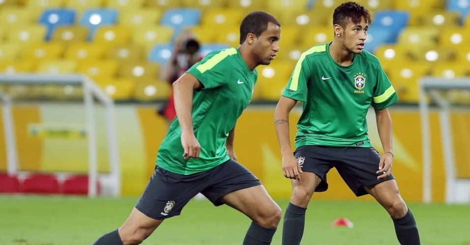 29.jun.2013 - Lucas e Neymar participam de jogo coletivo durante treino da seleção brasileira no Maracanã