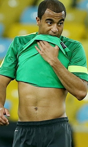 29.jun.2013 - Lucas morde a camiseta durante atividade no treino da seleção brasileira neste sábado (29/06)